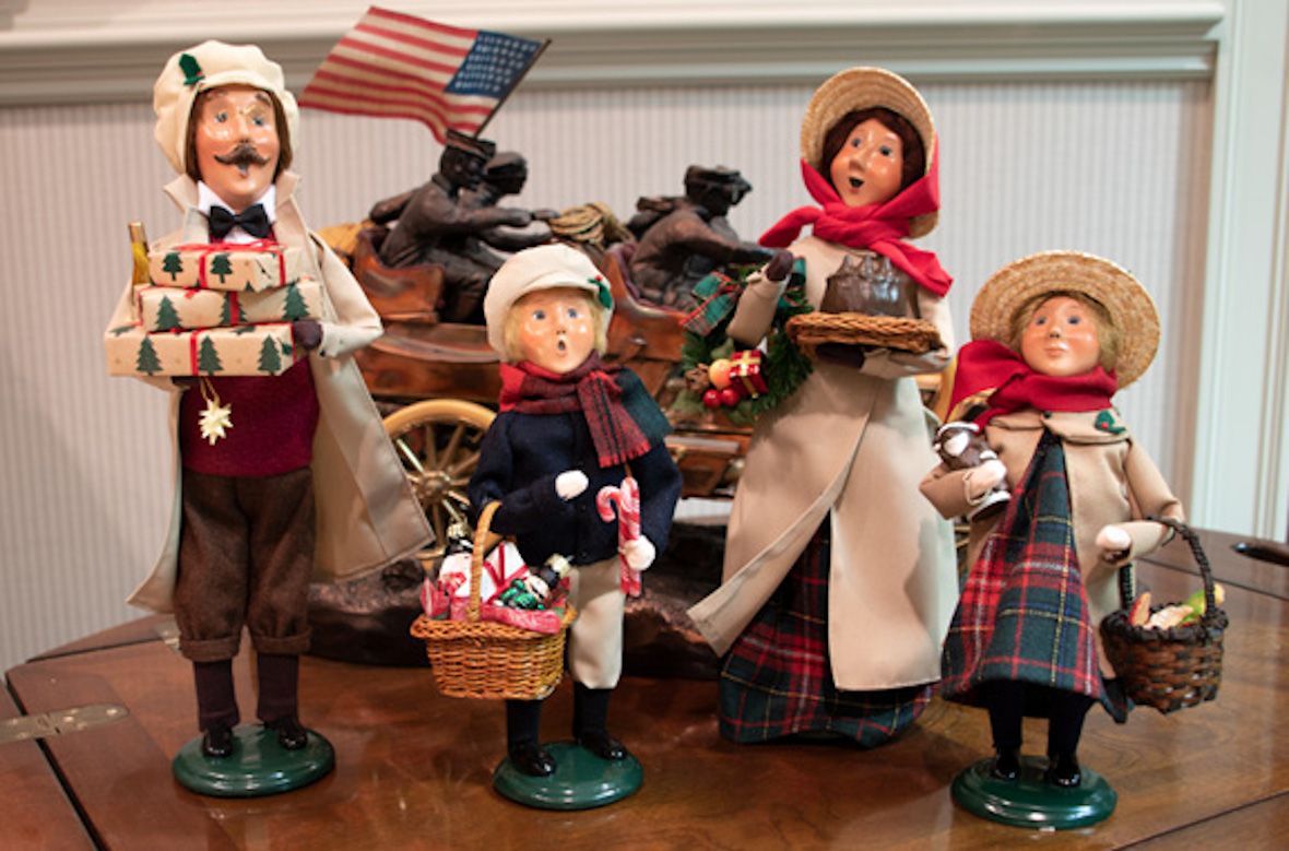 Byers Choice Duster Family Carolers